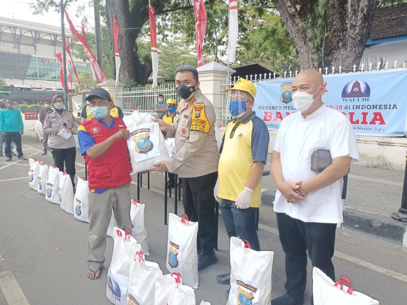 Kapolrestabes Medan Bersama Walubi Gulirkan Bantuan Sembako Kepada Warga Terdampak PPKM Darurat
