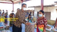 Karo Wakil Bupati Beri Bantuan-1 Pemkab Karo Serahkan Bantuan Korban Kebakaran Di Desa Lau Kesumpat
