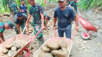 Langsir Batu Koral-1 Langsir Batu Koral, Warga Tak Mau Kalah dengan Satgas TMMD Kodim 0204/DS