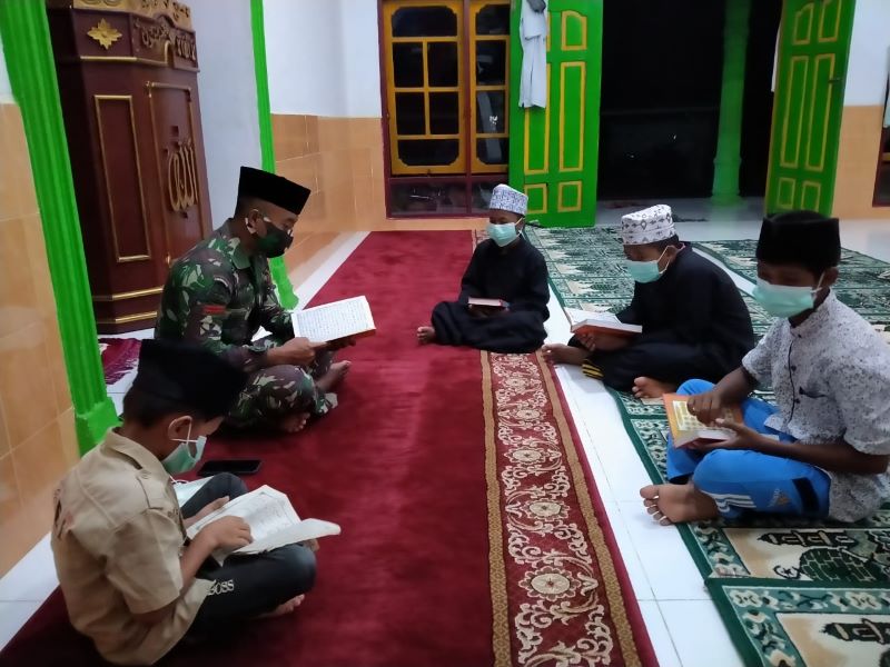 Anggota Satgas TMMD Giatkan Magrib Mengaji