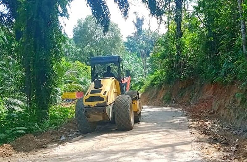 Masyarakat Desa Mabar Sumringah Jalan Daerahnya Mulus Ditangani Satgas TMMD 111 Kodim 0204/DS