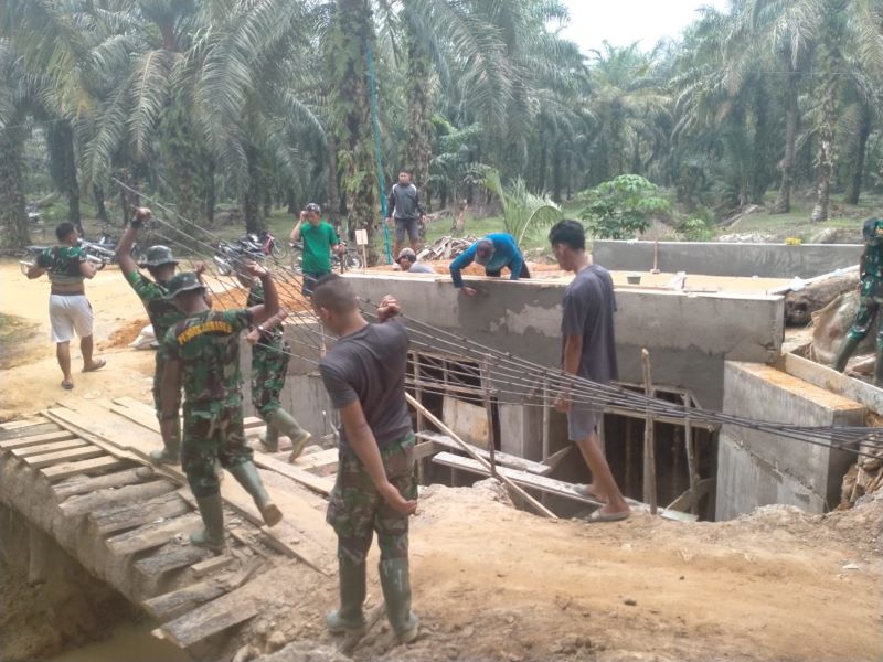 Capai 85 Persen, Satgas TMMD dan Warga Lanjutkan Pembangunan Box Culvert