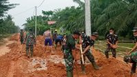 Bahan Material Aukas Jalan Menumpuk, Satgas TMMD Bersama Warga Goro Ratakan Tanah