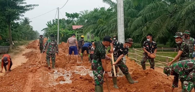 Bahan Material Aukas Jalan Menumpuk, Satgas TMMD Bersama Warga Goro Ratakan Tanah