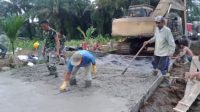 Sinergitas TNI-Polri di TMMD Kodim 0204/DS, Wakalpolsek BP Ikut Bersihkan Masjid