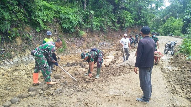 Semangat Goro Satgas dan Warga Terus Menyala untuk Mantapkan Jalan TMMD 111 Kodim 0204/DS