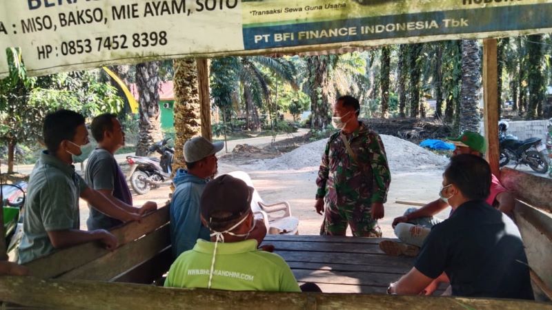 Pantau Kegiatan TMMD, Babinsa Imbau Warga Patuhi Prokes