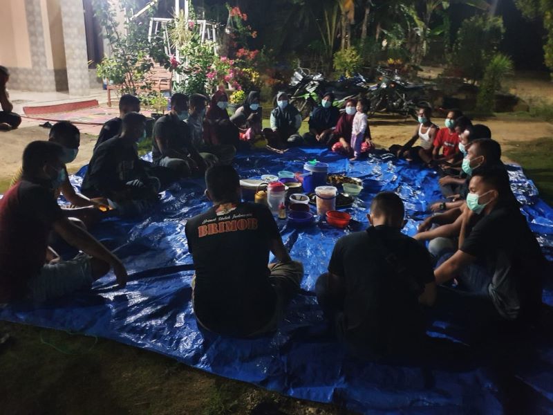Warga Undang Anggota Satgas TMMD ke-111 Makan Malam Bersama