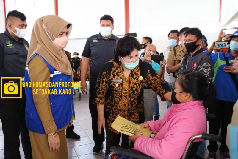 Bupati Karo Serahkan Bantuan Kementerian Sosial RI Bagi Korban Longsor