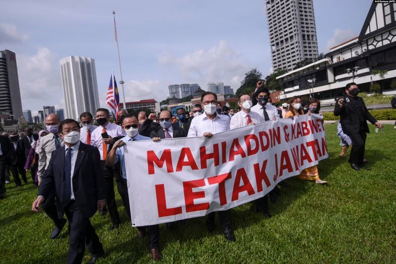 Oposisi Menentang Penutupan Parlemen Malaysia, Polisi Blokir Demo