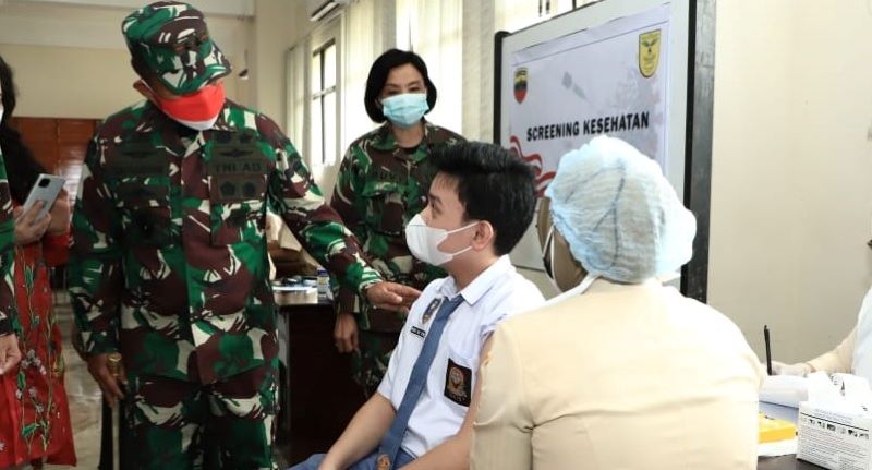 Pangdam I/BB Pantau Pelaksanaan Vaksinasi Umur 12 - 17 Tahun di SMA Santo Thomas Medan