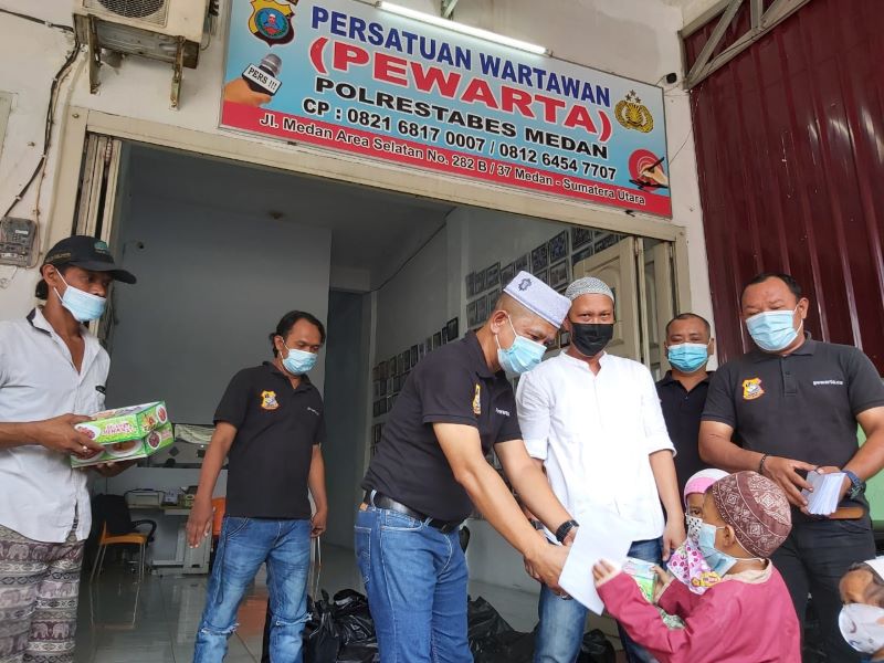 Jumat Barokah, Ketua Pewarta Santuni Ratusan Anak Yatim