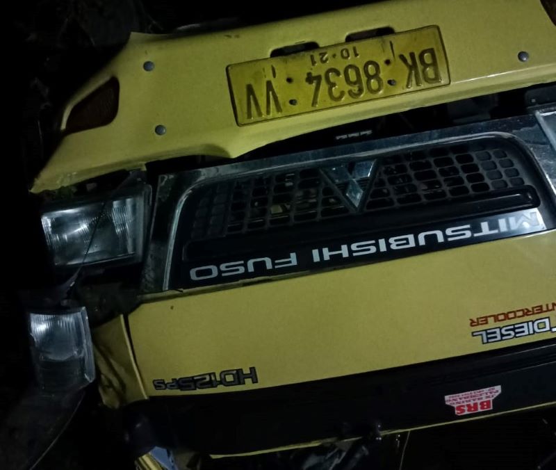 Truck Pisang Terbalik Timpa Rumah Di Desa Gunung Pamah Karo