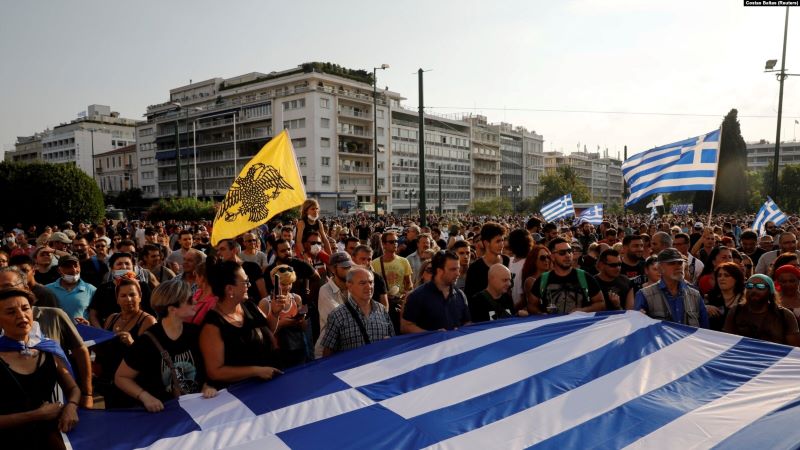 Wajib Vaksin 7 Ribu Warga Yunani Protes, Polisi Berikan Tembakan Gas Air Mata