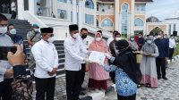Asisten III Sekda Aceh Serahkan SK Naik Pangkat dan Pensiunan 163 ASN Aceh Utara