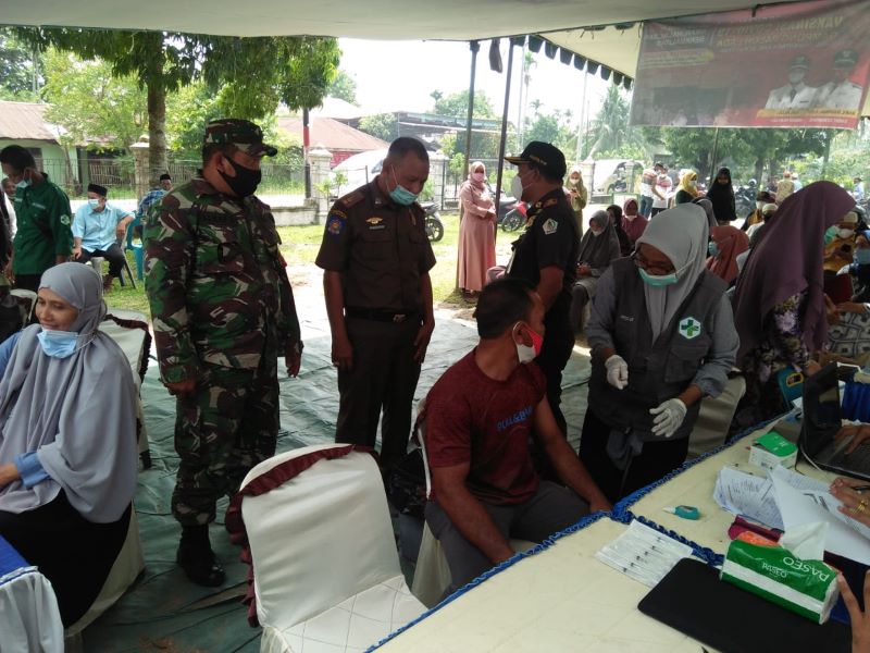 Babinsa Koramil Jajaran Kodim 0103/Aceh Utara Terus Kawal Kegiatan Vaksinasi Tamong Gampong