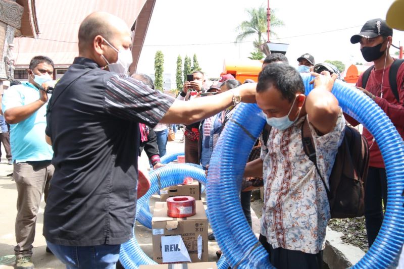 Bupati Taput Serahkan Bantuan Kepada Kelompok Tani