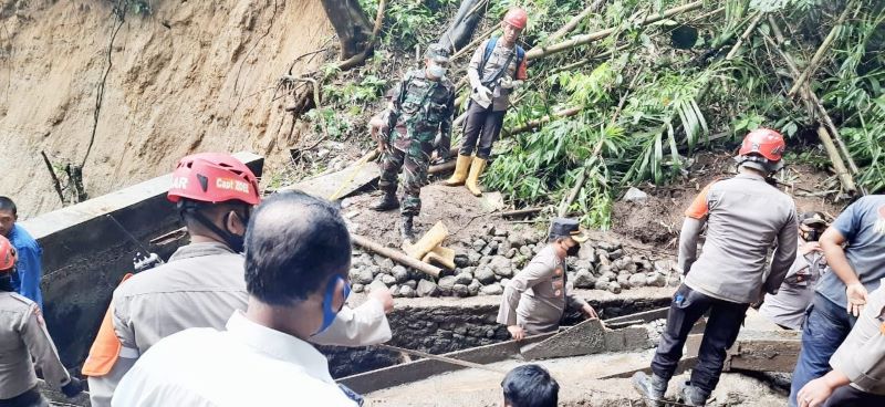 Kapolres Karo Ikut Turun Kelapangan Cari Korban Tanah Longsor