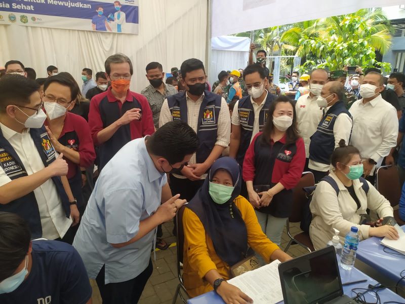 Menteri BUMN dan Wali Kota Tinjau Vaksinasi Artha Graha Peduli di Kota Medan