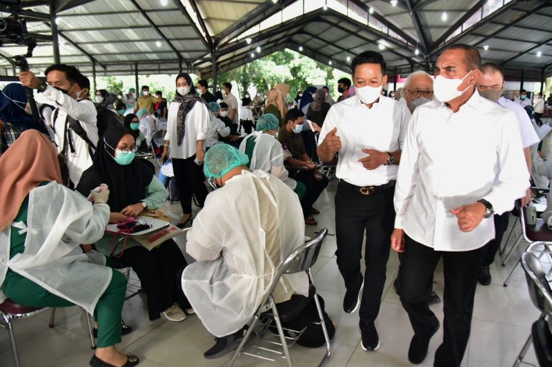 Persiapan Kuliah Tatap Muka, Gubernur Sumut Tinjau Vaksinasi di Kampus USU