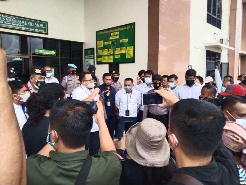 Puluhan Warga Desa Manuk Mulia Gelar Aksi Di PN Kabanjahe