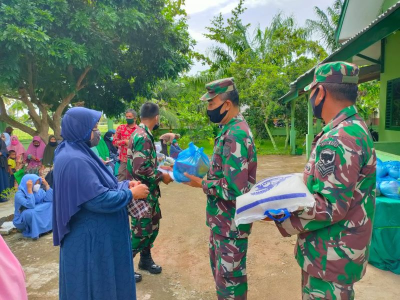 Sampai Amanah Dermawan, Danramil 24 Nibong Salurkan Bantuan pada Masyarakat