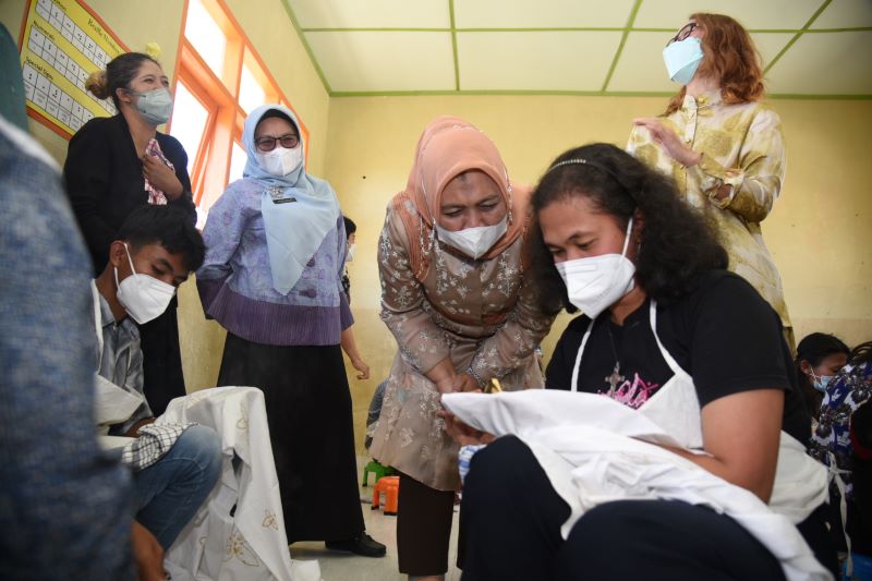 TP PKK Sumut Kagum Melihat Anak-anak Difabel Membatik