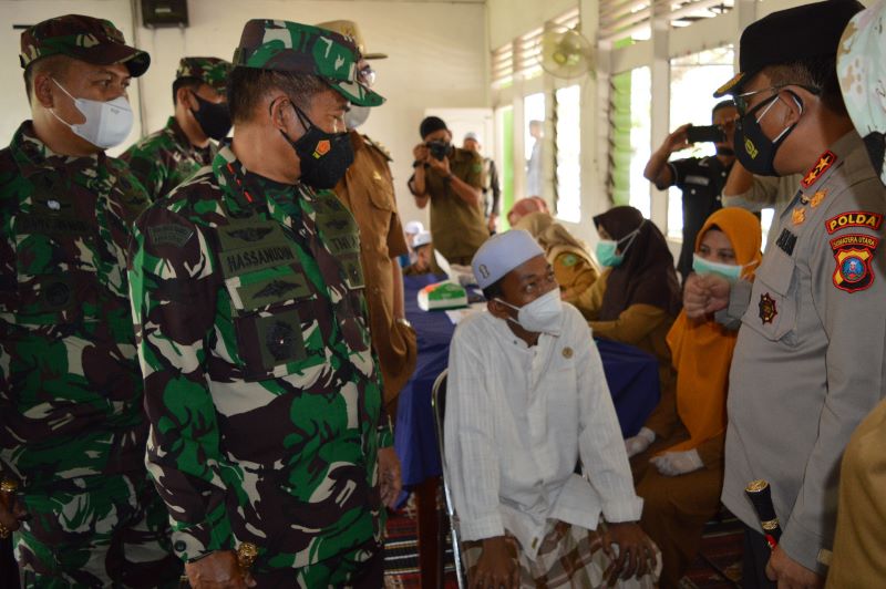 Tiba di Mandailing Natal, Pangdam I/BB dan Kapoldasu Tinjau Vaksinasi Massal