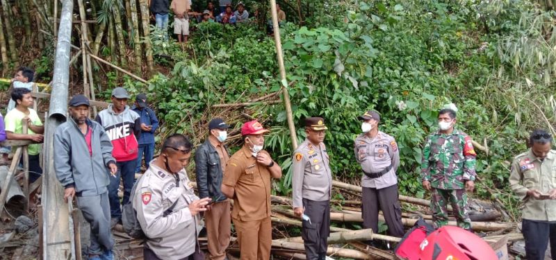 Wakapolres Karo Pimpin Evakuasi Pencarian Korban Tanah Longsor