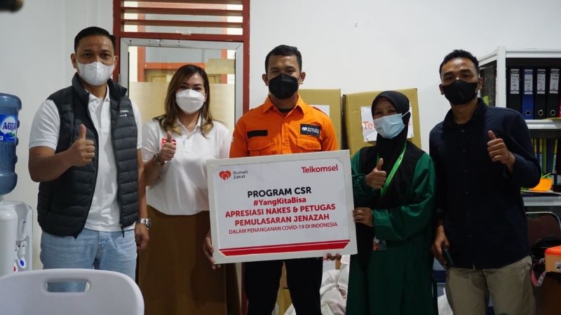 Telkomsel dan Rumah Zakat Salurkan Bantuan APD