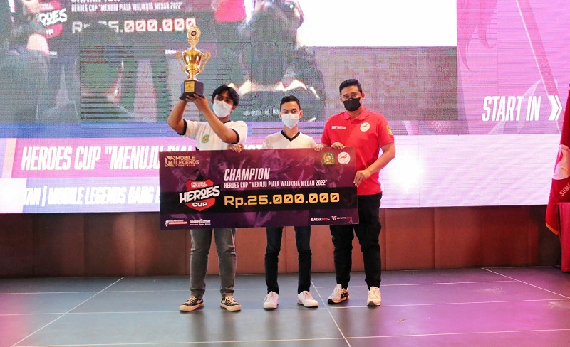 Bobby Serahkan Hadiah Mobile Legend Cup Pada Team Satu Esport Sebagai Juara