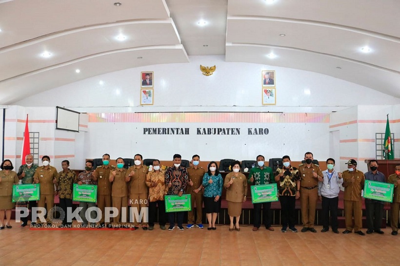 Bupati Karo Serahkan Hadiah Lomba Desa Terbersih