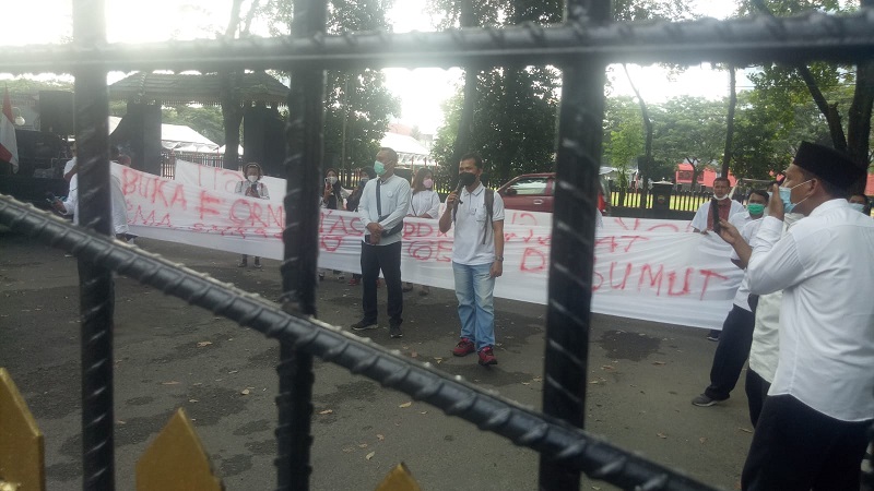 Forum Guru tidak tetap Demo Kantor DPRD Sumut