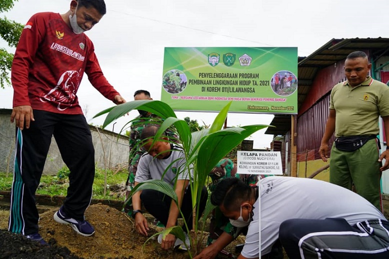 Tanam Kelapa Pandan Wangi, Danrem 011/LW Ajak Warga Lestarikan Lingkungan Waduk Pusong