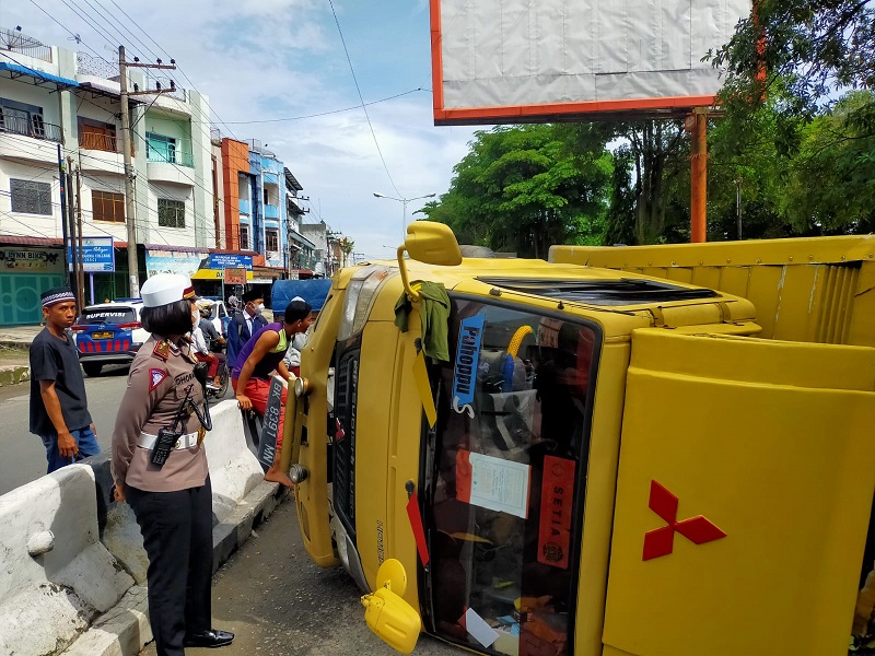 Truk Colt Diesel Terguling di Tebingtinggi