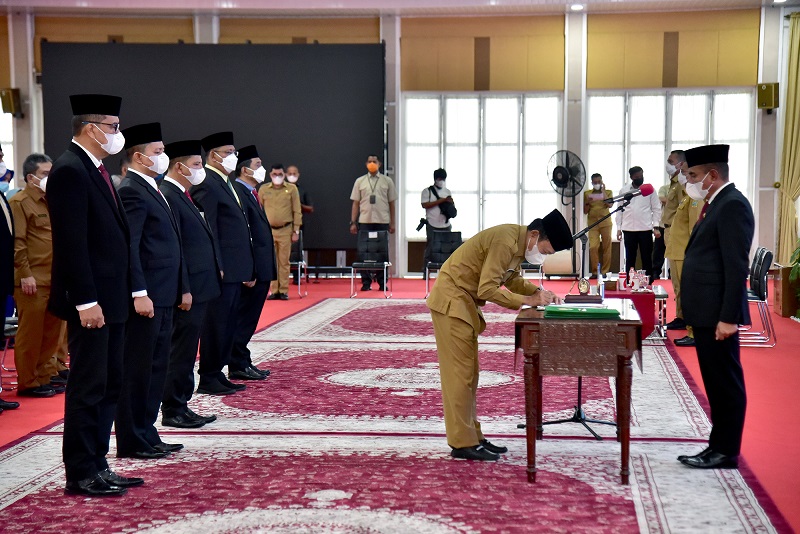 Lantik Dirut PPSU dan Direksi PDAM Tirtanadi, Gubernur Berpesan Harus Untung dan Jangan Sakiti Orang Lain