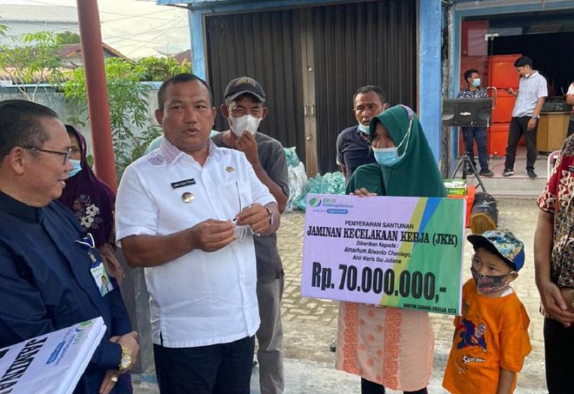 Wali Kota Sibolga Serahkan Santunan JKK Jamsostek sebesar 48 Kali Upah