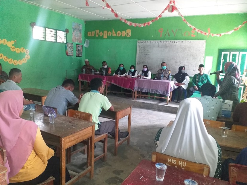 Babinsa Koramil 01/Barus & Tenaga Medis Puskesmas Sosialisasikan Guna Vaksinasi