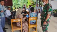 Babinsa Koramil 04/Pinangsori Kawal Vaksinasi di SMAN 1 Sibabangun