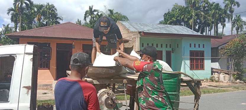 Babinsa Koramil 05/Kolang Bantu Warga Giat Giling Padi