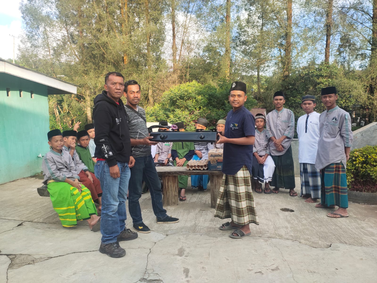 Perantau Asal Ternate Berikan Satu Kompor Gas Ke Pesantren Berastagi