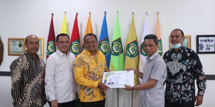Rektor UISU Serahkan Penghargaan Twibbon Milad Terbaik untuk Alumni