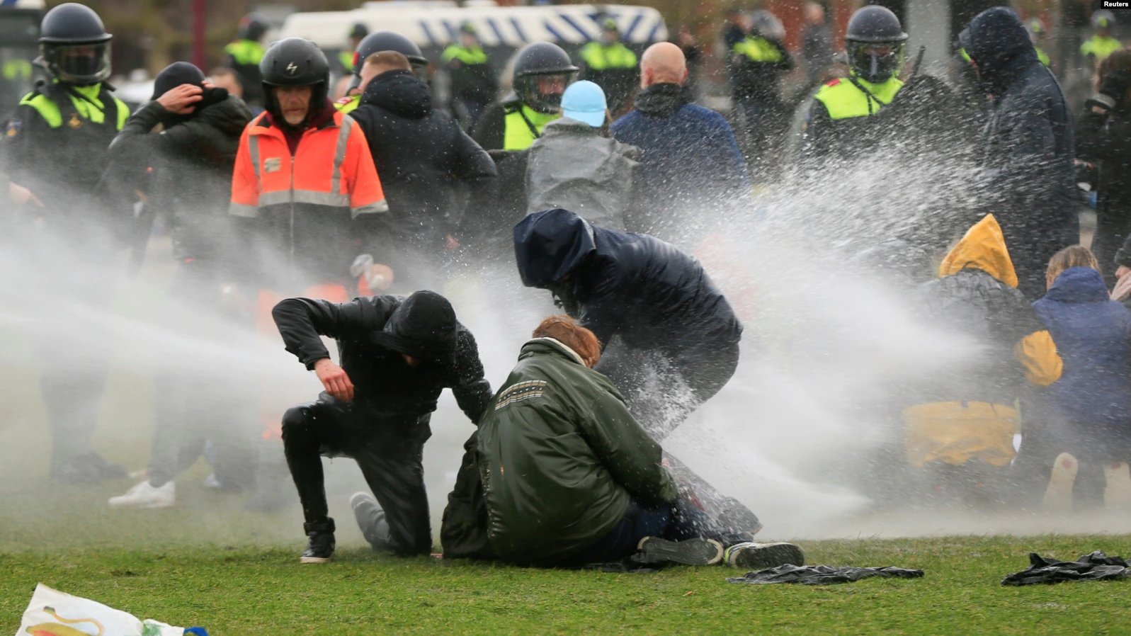 Ribuan Warga Protes Pembatasan Sosial terkait COVID-19 di Amsterdam, Belanda