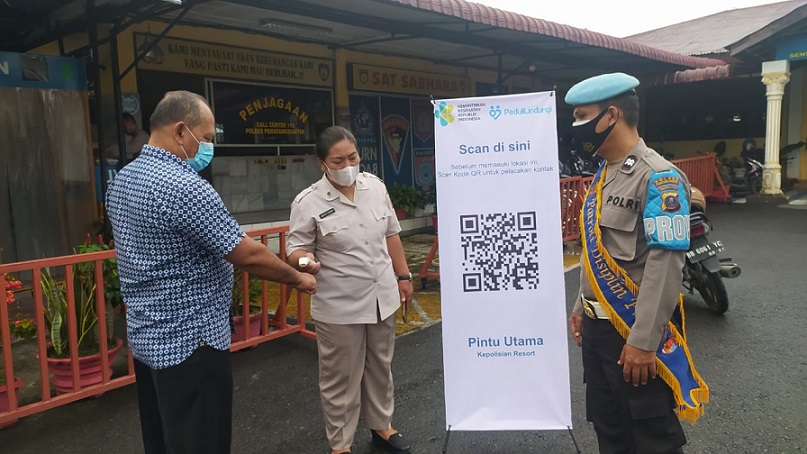 Masuk ke Polres Pematangsiantar, Masyarakat dan Petugas Wajib Scan Barcode Aplikasi Peduli Lindungi