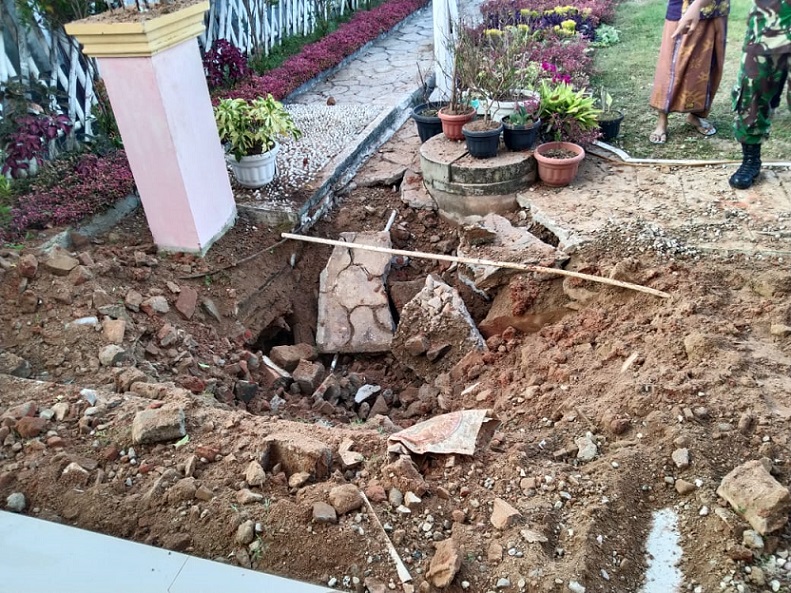 Suara Letusan Keluar Dari Dalam Tanah Jamaah Berlarian Dari Masjid