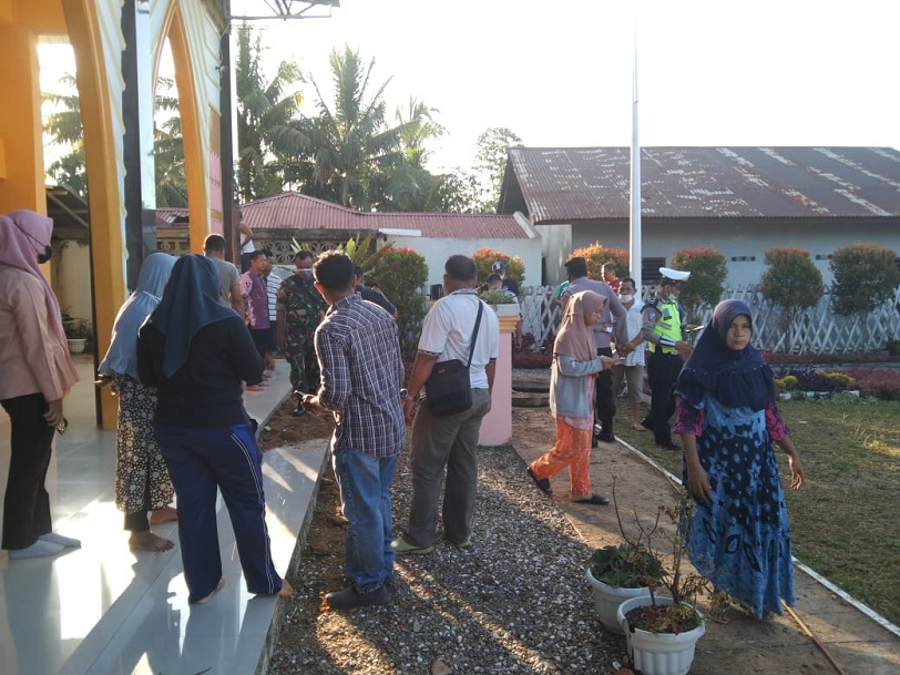 Suara letusan yang keluar dari dalam tanah membuat sejumlah Jamaah saat Sholat di Masjid Nurul Wathon