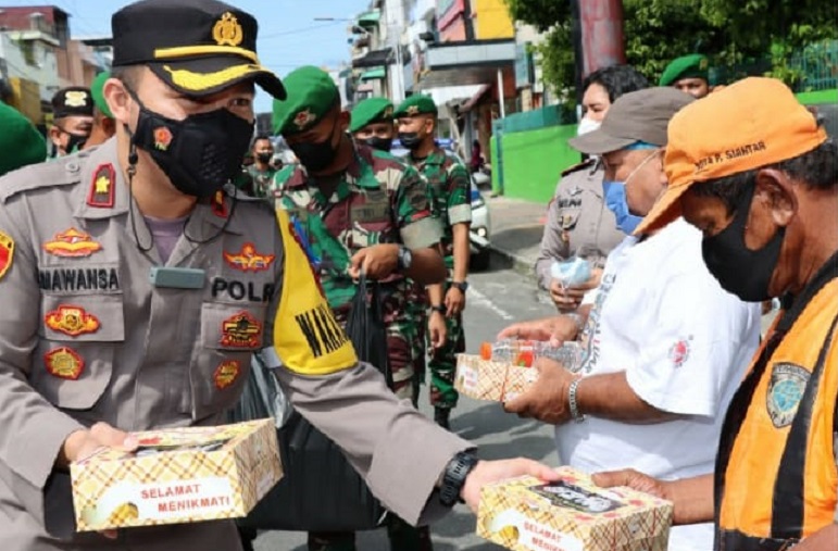 Jumat Berkah Operasi Keselamatan Toba, Polisi dan Yonif 122/TS Bagikan Nasi kepada Juru Parkir