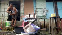 Pasca Banjir Medan, Warga Bajak III Membersihkan Rumah Dari Lumpur