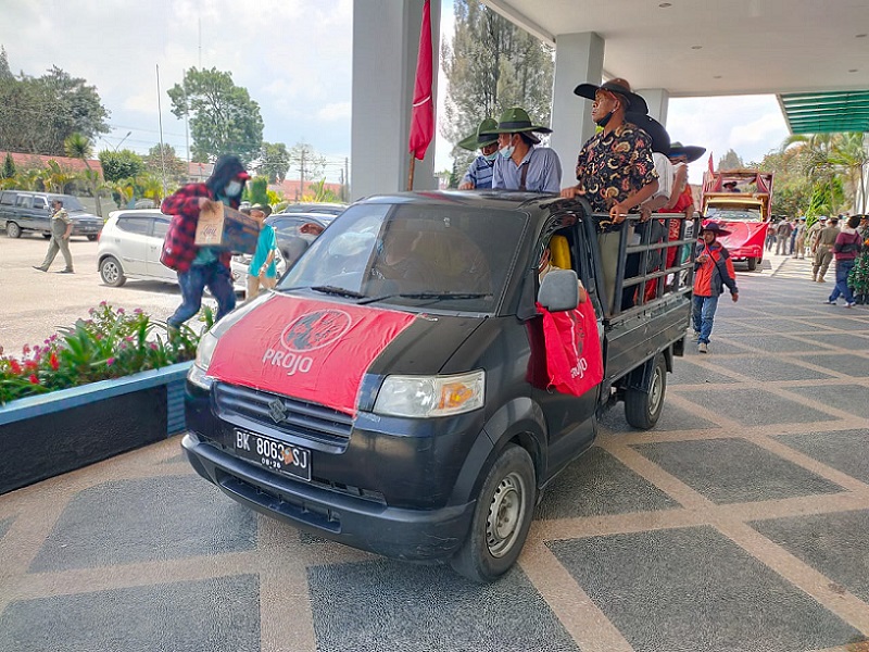 Warga Desa Sukamaju Karo, Aksi Damai Dengan Berjalan Kaki Ke Polda Sumut