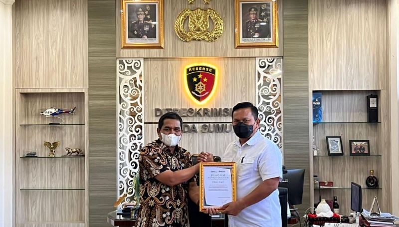 Ditreskrimsus Polda Sumut menerima penghargaan dari Direktur Perum BULOG